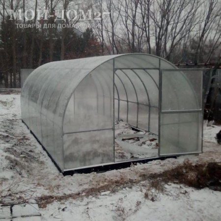 Теплица Восточная Усиленная 6 метров с поликарбонатом | Мой-Дом27 | Каркас изготовлен из оцинкованной замкнутой трубы 20*20 мм.<br>
 Ширина - 3&nbsp;метра. Высота - 2,1 метра. Длина 6 метров.&nbsp;<br>
 Выдерживаемая снеговая нагрузка - 150 кг/м2. Выдерживаемая ветровая нагрузка - до 20 м/с.<br>
 Расстояние между дугами 0,65&nbsp;метра.&nbsp;Толщина металла дуг 1,2 мм.&nbsp;Ширина двери 0,96 метра.<br>